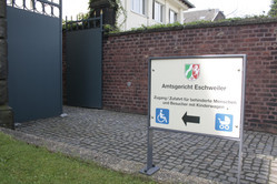 Zugang zum Aufzug am Hauptgebäude